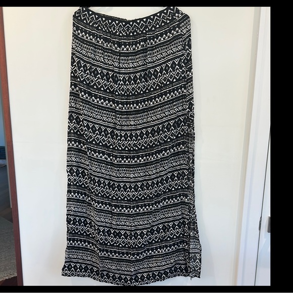 Forever 21 Dresses & Skirts - Black and White Patterned Skirt